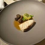 ベージュ アラン・デュカス 東京 - 尾長鯛のロースト キャベツのエチュべとモリーユ茸