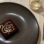 ベージュ アラン・デュカス 東京 - カレ・シャネル ル・ショコラ・アラン・デュカス東京工房のショコラ