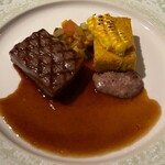 ベージュ アラン・デュカス 東京 - 神戸牛のグリル 香ばしく焼いたボレンタ エシャロットコンフィ