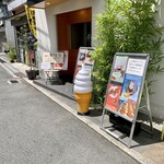 シェ・アオタニ - 店舗西道路向かいのもちどら売り場では食べ歩きスイーツも販売（営業日、時間限定）