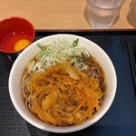 いろり庵きらく  - かき揚げ天玉そば 650円。