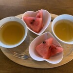 ローフードカフェ胡桃家 - 食後はバジル茶とスイカ