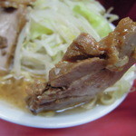 ラーメン二郎 - 【再訪】豚は薄目にカットしてありました