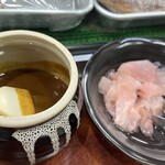 堺魚市場寿司 - わさび醤油とガリ　ガリは1組1皿！　それ以外は別料金。