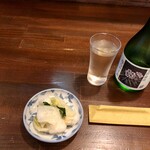 Kane Jiyuuu Oten - 冷酒「蓬莱泉 純米醸造生(300 ml)」(1100円)とお通し