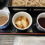 山城屋 - 蕎麦つゆが3種類。右が通常の蕎麦つゆ、真ん中がととろ入り、左がクルミ入り