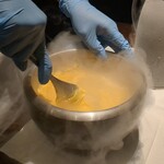 PHUKET ORIENTAL - 液体窒素を使ったイリュージョン　マンゴー＆バニラアイスクリーム
