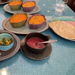 INDU - カレー2種はプラウンとベジタブル、その下はビーツの温かいスープ。右は紅白の美しいしっとり柔らかい焼きたてチャパティ。アーユルヴェーダコースはお腹いっぱいになります。