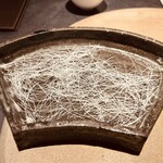 ことわりをはかるみせ ばんどう - 鱧の骨　一本一本抜いてます