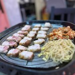 韓国料理 サムギョプサルとフライドチキン スリスリマスリ - 