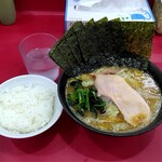 ラーメン 杉田家 - ラーメン並800円、麺半分（サービス海苔）野菜盛り100円