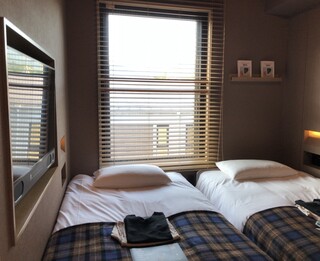 TWIN-LINE HOTEL - 部屋はかなり狭い（16平方メートル）でも、とても機能的。