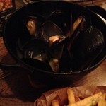 クスクス ルージール - ムール貝　ワイン蒸し