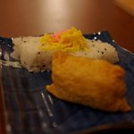 出島（押し寿司）120円、いなり寿司 100円
