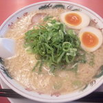 ラーメン魁力屋 - 特製醤九条ネギ油味玉ラーメン