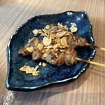 焼き鳥 とりぞう - せせりガーリック(＠190×2)　￥380