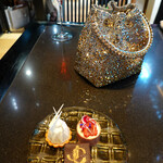 ザ・カフェ by アマン - JC のイニシャル付き