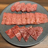 焼肉ホルモン 新井屋 にかい - 厳選和牛2種盛り合わせ　タレ　炙りすき焼き