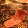 炭火焼肉 ふじね - 料理写真:肉を焼いている所