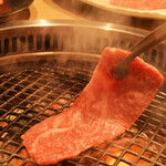 Sumibiyakiniku Fujine - 肉を焼いている所