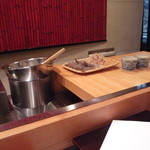 天源 - 活きエビをむいてます（＾＾）