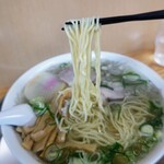 ラーメンたからや - 縮れ中細麺でしょうか