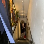 TOM TOKYO - 店舗入り口への下り階段