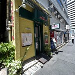 バンボリーナ - 外観。緑の自動ドアを抜けると、地下へと通じる階段があり、その先がお店です。