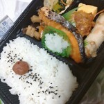 ほっともっと 草加西口店 - 鮭幕の内弁当　アップ　鮭に大根おろしまでついてるの　ありがたやー