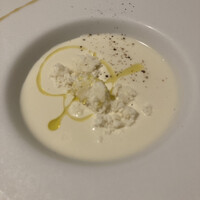 アミチェ 心斎橋本店 - スープのお皿。中は玉ねぎのアイスクリーム、周囲に玉ねぎの蜜、美味しい！