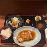 やすべえ 本店  - 左上の小鉢はちくわを揚げたやつと大根