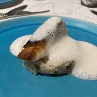 アミチェ 心斎橋本店 - 下は鯛のスープで炊いたご飯。蛤のソース。