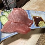 狭山 - ２つ隣の方が頼んだ鮪刺身は見事に連結してましたが、私達のはちゃんと切れてました♪笑　以外と（コラッ！）美味しい鮪刺♡