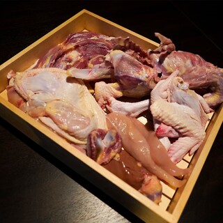 新鮮な鶏肉の各部位。その旨みを活かしながら、じっくりと調理