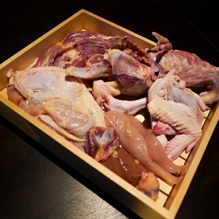 新鮮な熊野鶏肉の各部位。その旨みを活かしながらじっくりと調理