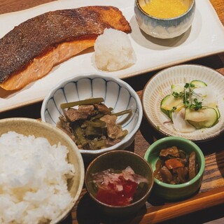 Boasting freshly cooked rice and crispy, fluffy salmon! Popular [Salmon set meal]