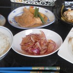 Dainingu Usagi - この他に料理２品と味噌汁、更に食後のデザートとコーヒーも付く。