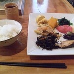 神家 - 料理写真:お家みたいなとこで和食ビュッフェ♪
分かり難いところにあるけどお昼は結構賑わうんですよね
お魚に煮物、揚げ物といろいろありますよ(^^♪
