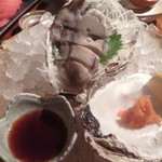 まるさん屋 敦賀駅前 - お店おすすめ岩牡蠣