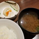 ステーキハウス磐梯 - ご飯、みそ汁、漬物。