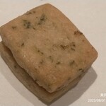 レフェルヴェソンス - パイナップル無花果の菜のシュー／落花生のフィザンシュノヘーゼルナッツのプチモンプウン ローズマリーのクリームサンド／生姜とグレープフルーツ／映：／ショコラカルダモン