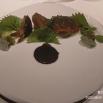 レフェルヴェソンス - 四万十川からきた鮎のフリット 型のサパイロンソースとうるかのガストリック胡瓜のラベとライム すじ音のりと夏の香真たち