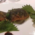 レフェルヴェソンス - 四万十川からきた鮎のフリット 型のサパイロンソースとうるかのガストリック胡瓜のラベとライム すじ音のりと夏の香真たち