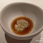 レフェルヴェソンス - 戦コンソメ ジ肉とレモンマリーゴールドのラピオリ