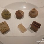 レフェルヴェソンス - パイナップル無花果の菜のシュー／落花生のフィザンシュノヘーゼルナッツのプチモンプウン ローズマリーのクリームサンド／生姜とグレープフルーツ／映：／ショコラカルダモン