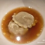 レフェルヴェソンス - 戦コンソメ ジ肉とレモンマリーゴールドのラピオリ