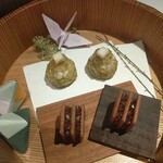 レフェルヴェソンス - パイナップル無花果の菜のシュー／落花生のフィザンシュノヘーゼルナッツのプチモンプウン ローズマリーのクリームサンド／生姜とグレープフルーツ／映：／ショコラカルダモン