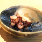 鮨 三心 - タコのうま煮。塩を入れず脱水して、保水力を確保。ワザの確かさ。