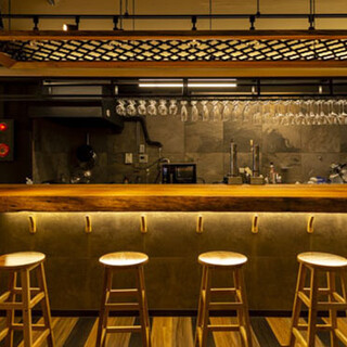 お一人様でも、カップルでも楽しめる圧巻の一枚板カウンター