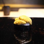鮨 三心 - 天草の赤ウニ。シャリの温度は高め。